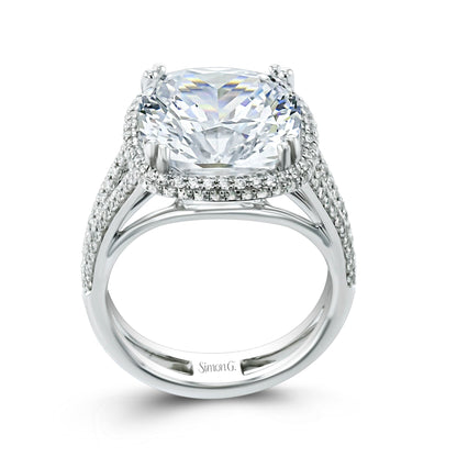 Cushion-cut Halo Engagement Ring in 18k Gold with Diamonds