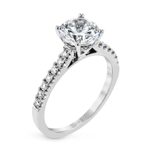 Round-cut Engagement Ring in 18k Gold with Diamonds