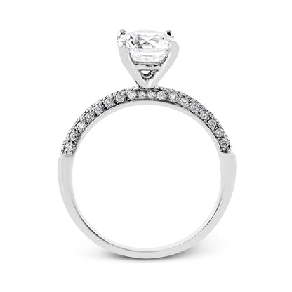 Round-cut Engagement Ring in 18k Gold with Diamonds