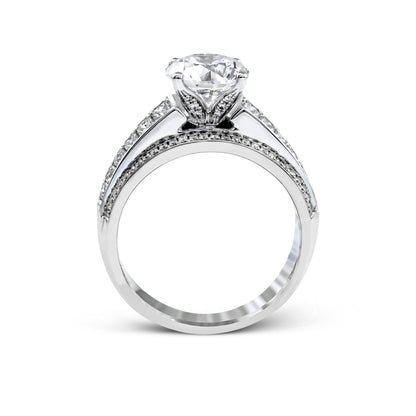 Round-Cut Engagement Ring In 18k Gold With Diamonds