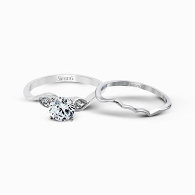 Round-cut Engagement Ring in 18k Gold with Diamonds