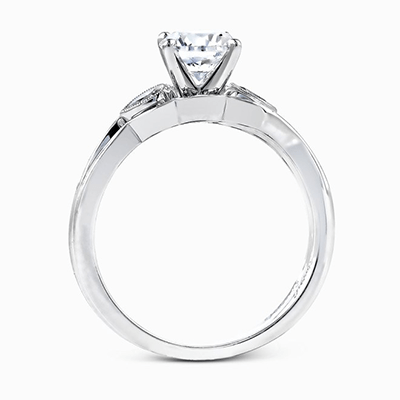 Round-cut Engagement Ring in 18k Gold with Diamonds